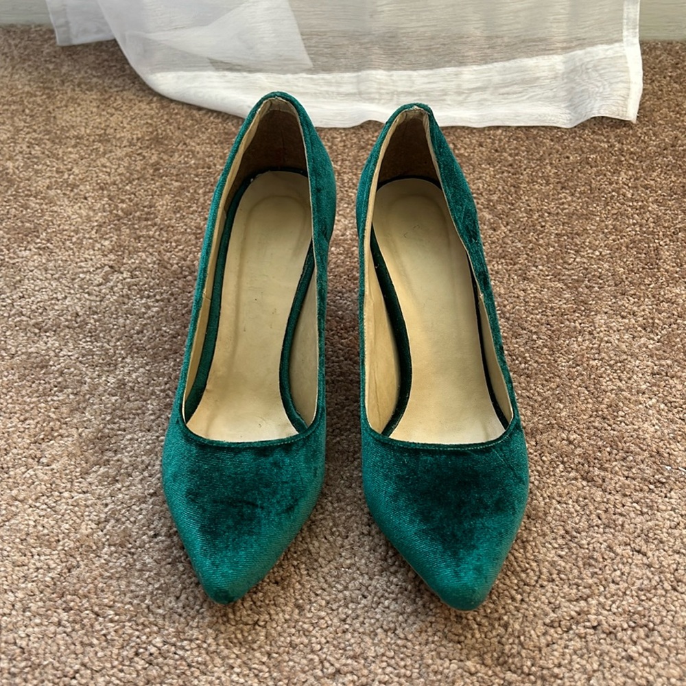 Etsy green velvet pumps size 7